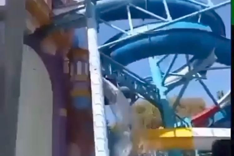 Kronologi Seluncuran Waterpark Di Kenpark Ambrol Yang Sebabkan