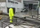 Angin Kencang, Lima Orang Terluka Tertimpa Baliho di Lengkong
