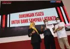 Isuzu Serahkan 1 Unit Mobil Operasional Lingkungan Bank Sampah Latanza Karawang di GIIAS 2022