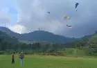 Bendera Merah Putih Berukuran Jumbo Terbang di Langit Puncak