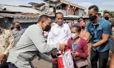 Kunjungi Pasar Cicaheum, Jokowi Serahkan Bantuan Sembako dan Modal Usaha untuk 100 PKH Kota Bandung 