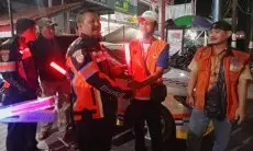 Tekan Risiko Kecelakaan, Ratusan Juru Parkir di Cirebon Dapat Stick Lampu dari Dishub