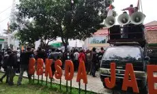 Minta Kepastian Nasib, Puluhan Petani Penyadap Getah di Sumedang Datangi BBKSDA Jabar