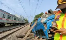 Angkot 08 Jurusan Citereup Kota Bogor Tertabrak Kereta Api Commuter Line di Perlintasan Kebon Pedas