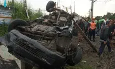 Lantaran Rem Blong, Angkot di Bogor Ringsek Tertabrak Kereta Commuter Line