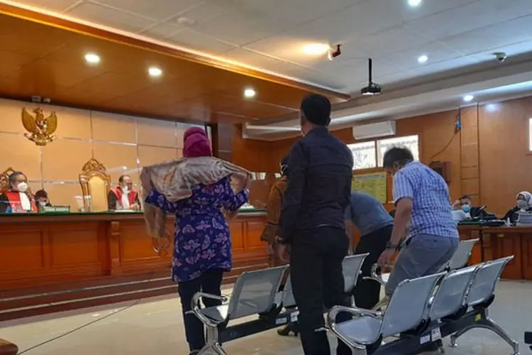 Saksi Kasus Dugaan Korupsi Bansos Aa Umbara Tersedu-sedu di Ruang Sidang