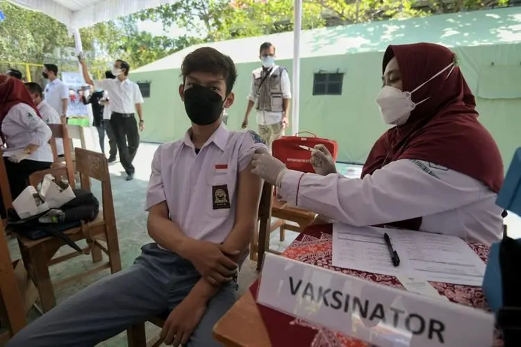 Jelang Pembelajaran Tatap Muka, Atalia Ridwan Kamil Tinjau Vaksinasi Pelajar di Indramayu
