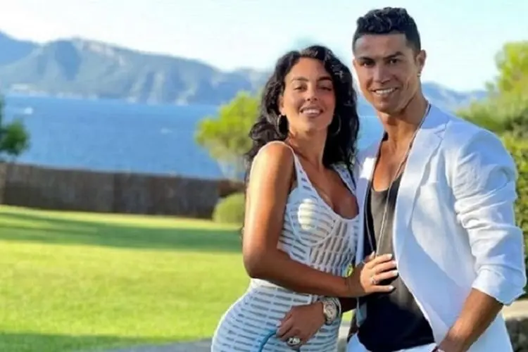 Wow! Tunangan Ronaldo Sekali Datang ke Acara Pakai Perhiasan Senilai Rp1,5 M