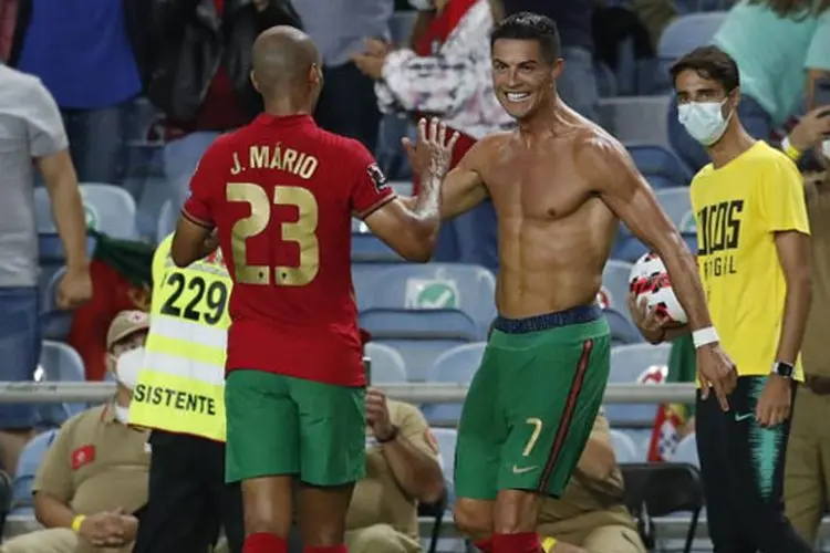 Cristiano Ronaldo Bikin Pernyataan Panjang di Instagram, Ngaku Berat Lewati Ali Daei