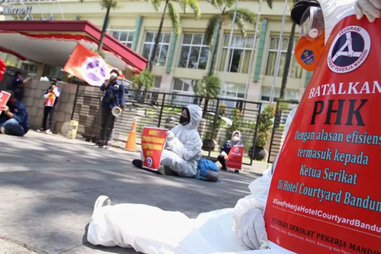 Foto: Aksi FSPM Jabar Tolak PHK Sepihak