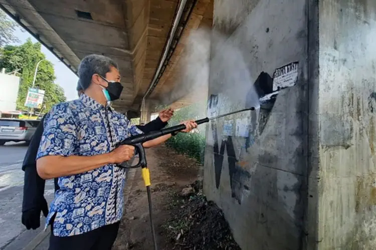 Dedie A Rachim Bersihkan Grafiti, Ini Pesannya untuk Masyarakat