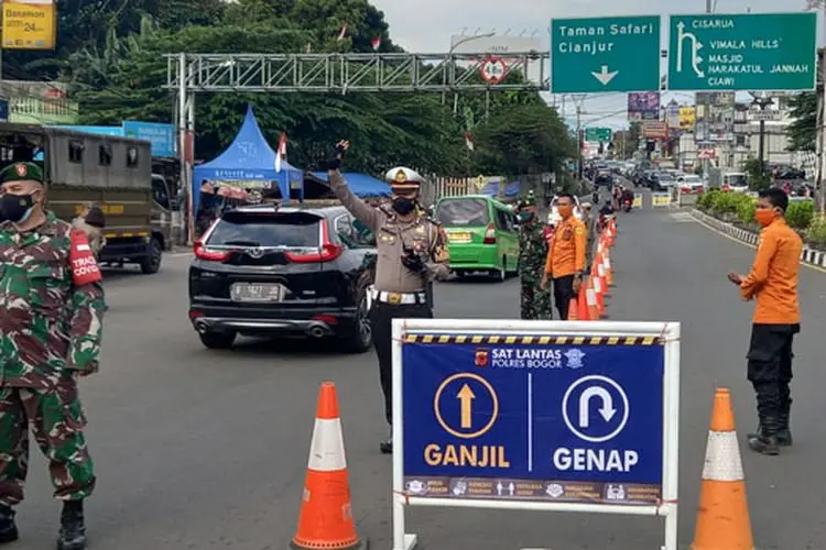 Semakin Malam, Puncak Semakin Diserbu Wisatawan