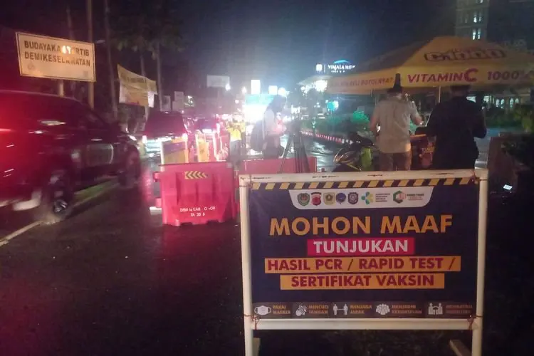 Kawasan Puncak Diguyur Hujan, Arus Kendaraan Wisatawan Tetap Ramai Lancar