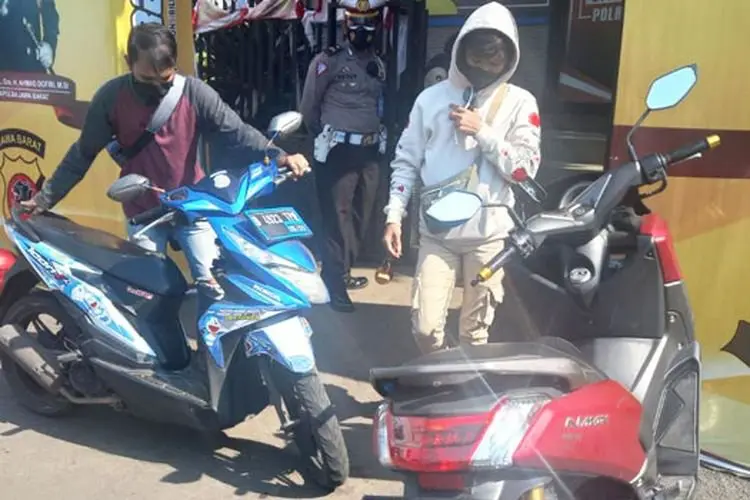 Nekat Ganti Nomor Plat Polisi, Dua Pemuda Ini Diamankan Operasi Ganjil Genap di Megamendung