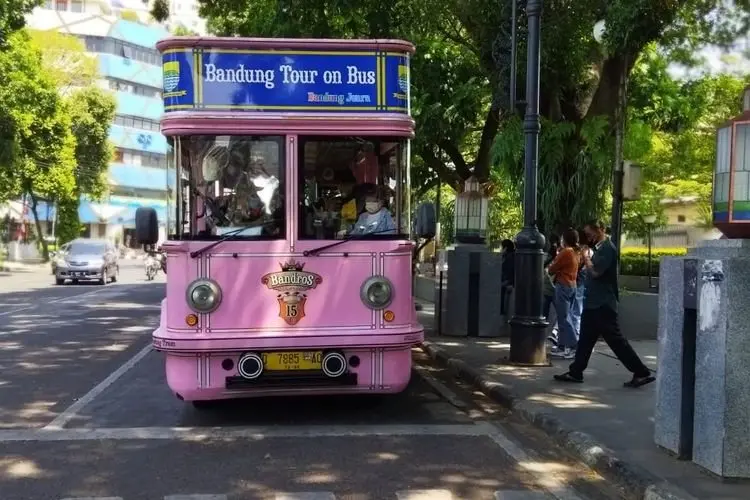 Mau Tahu Bandung Lebih Dalam? Naik Bandros Aja! Wisata Sejarah yang Bikin Betah Berlama-lama