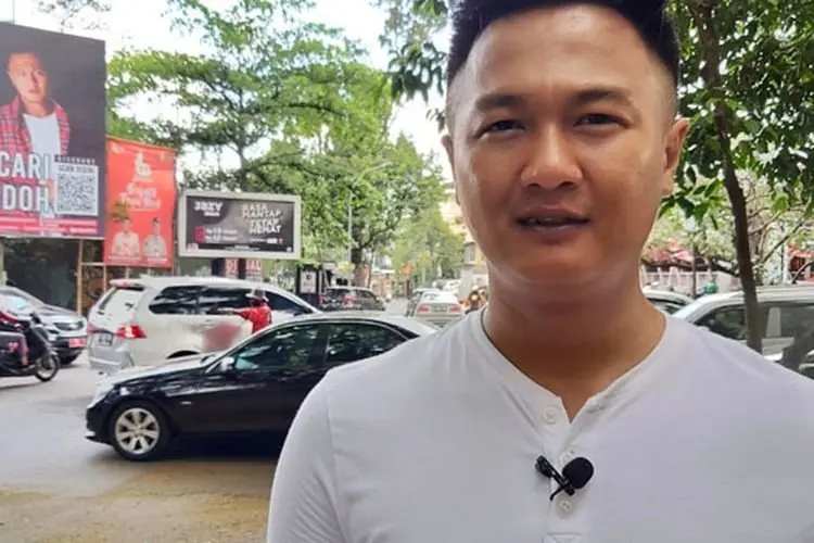 Pemilik Kedai Seafood Kiloan Bang Bopak Pasang Baliho Nyeleneh 'Cari Jodoh'