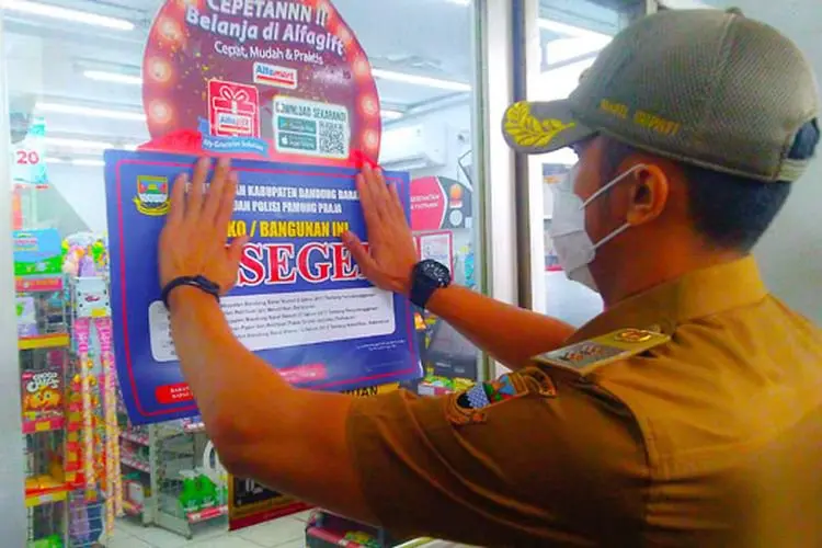 Nggak Kira-kira Langgar Tiga Perda, Hengky Kurniawan Segel Minimarket di Batujajar