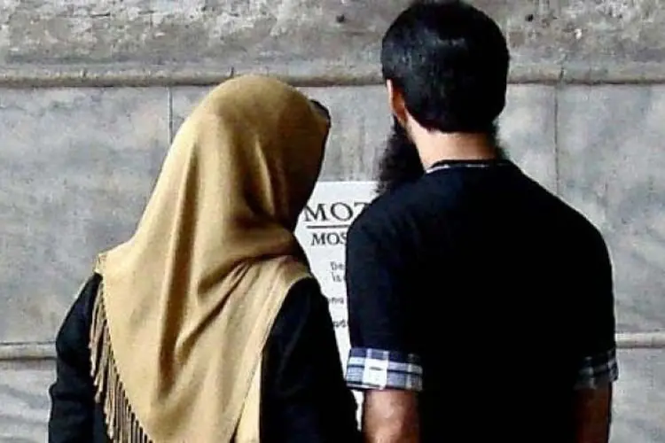 Pasutri Saling Mengeluarkan Kata-kata Vulgar Saat Berjimak, Hukumnya?