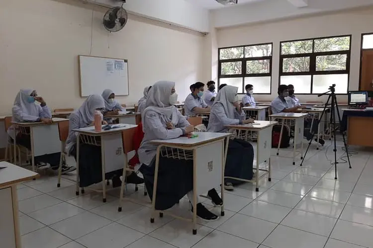 PTM Terbatas Hari Kedua di SMA PGII 1 Kota Bandung, Berjalan Lancar