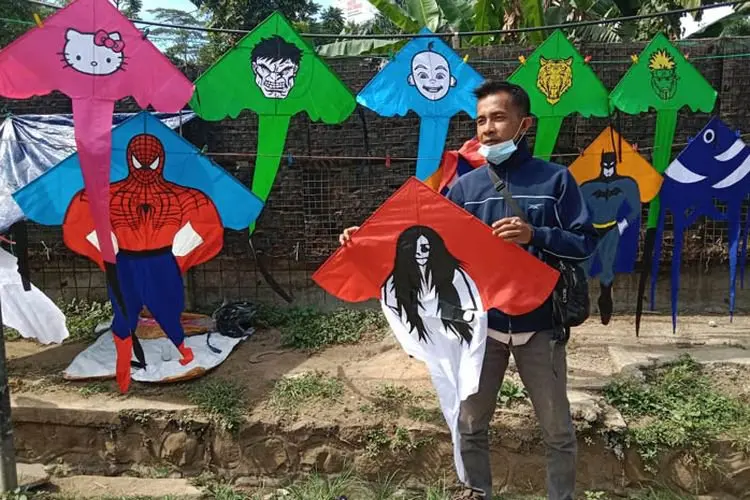 Meski Buka Lapak Pinggir Jalan, Siapa Sangka Penjual Layangan Ini Punya Enam Pegawai