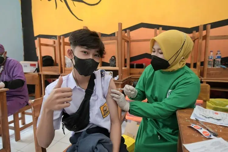 Wajah-wajah Ceria Pelajar Cianjur Ikuti Vaksin COVID-19