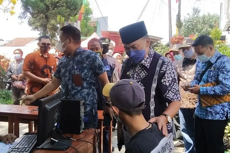 Walikota Bandung Tinjau Vaksinasi Covid-19 di Arcamanik, Semringah Dengar Laporan Camat