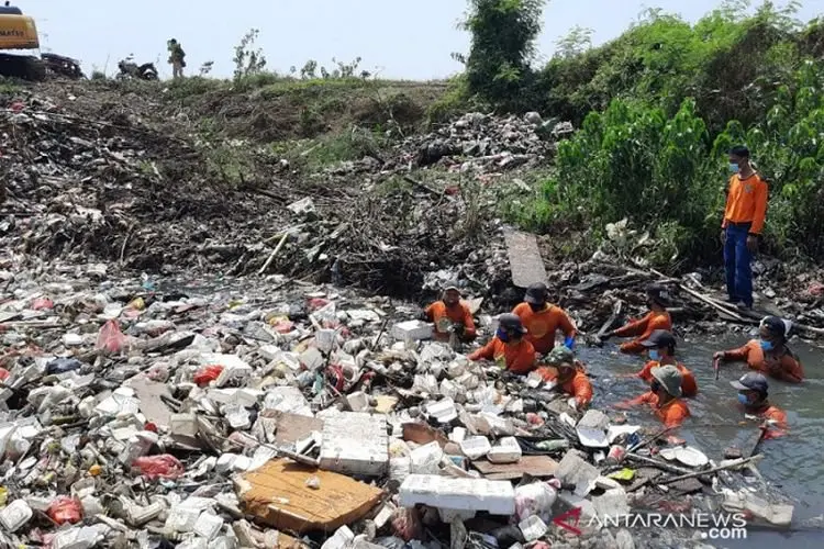 Tumpukan Sampah Diangkut dari Kali Busa Bekasi, Busyet Sampai 50 Ton...