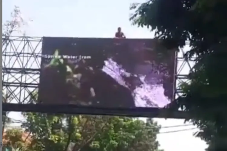 Waduh! Pria Diduga ODGJ Nekat Panjat Billboard