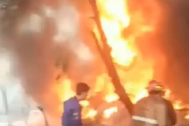Innalillahi! Pabrik Karung di Depok Hangus Dilalap si Jago Merah