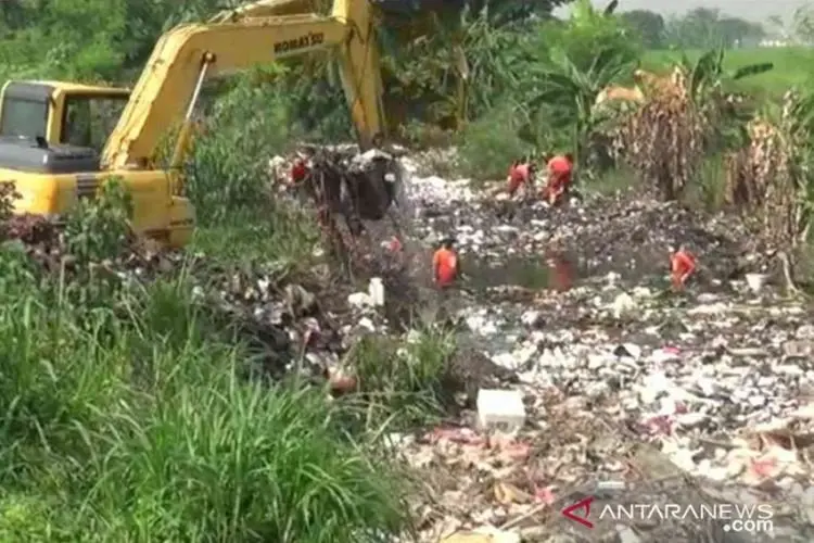 Panjangnya 200 Meter, Beratnya 50 Ton, Ini Asal Muasal Gunung Sampah di Kali Busa
