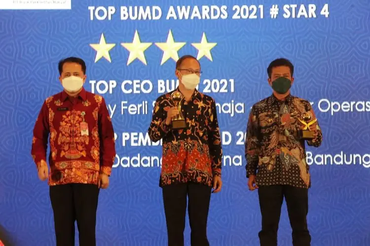 Bupati Bandung Dadang Supriatna Raih TOP Pembina BUMD 2021