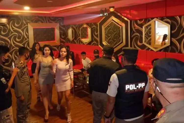 Membandel, Tim Gabungan Pemburu Pelanggar PPKM Tutup Zentrum Lounge dan Karaoke