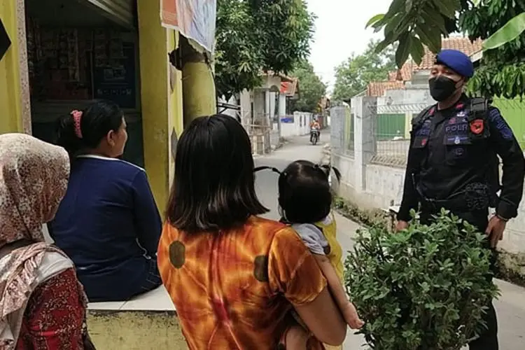 Sambangi Warga Plumbon, Brimob Polda Jabar Edukasi Soal Prokes dan Bagikan Masker