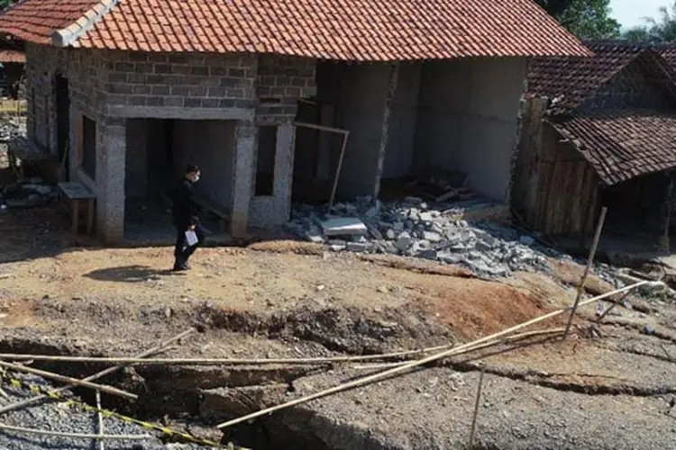 Meski Ada Beton Penahan Lima Rumah di Rumpin Tetap Ambruk, ESDM Jabar Sudah Prediksi