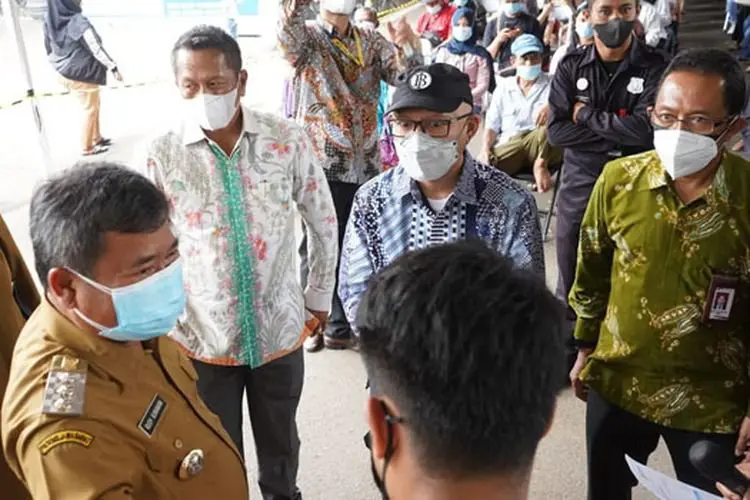 OJK dan BI Jabar Berikan Bantuan 10 Ribu Dosis Vaksin Covid-19 untuk Pelaku Usaha dan Warga Garut