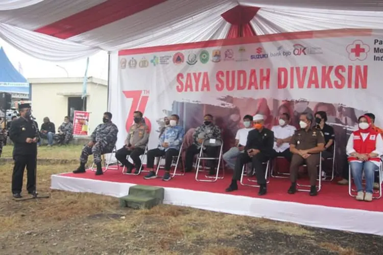 Vaksinasi Drive Thru GOR Watubelah 'Diserbu' Warga Tanpa Kendaraan, Panitia Terpaksa Lakukan Ini