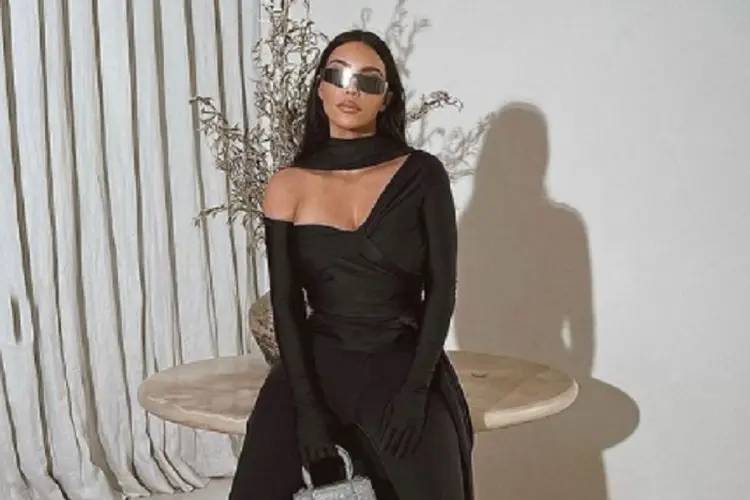 Bikin Melotot! Penampakan Serba Hitam Kim Kardashian di Met Gala 2021