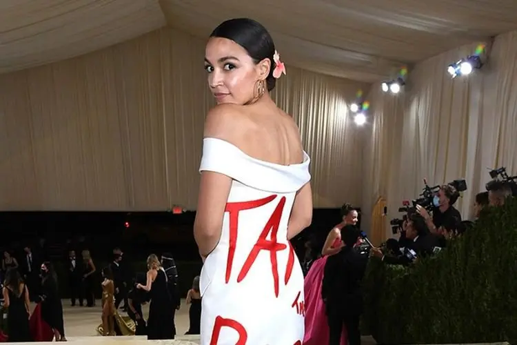 CETAR! Gaun 'Berbau Politis' ala Ocasio-Cortez di Met Gala 2021, Orang Kaya Kena Sindir Tuh...