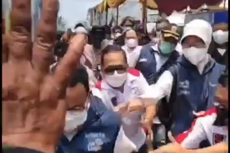 Usai Viral Kecebur Got,  Unggah Foto Balasan, Anies Baswedan: Biar Gak Kecemplung 2 Hari Berturut-turut