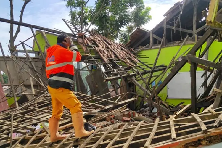 Dikira Suara Truk Bongkar Muatan, Ternyata Bangunan Sekolah di Cirebon yang Ambruk