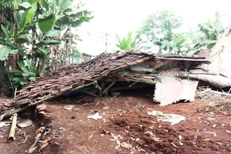Pilu...Minta Rutilahu Tak Ada Respons, Rumah Janda di Mandalawangi Ambruk Rata dengan Tanah