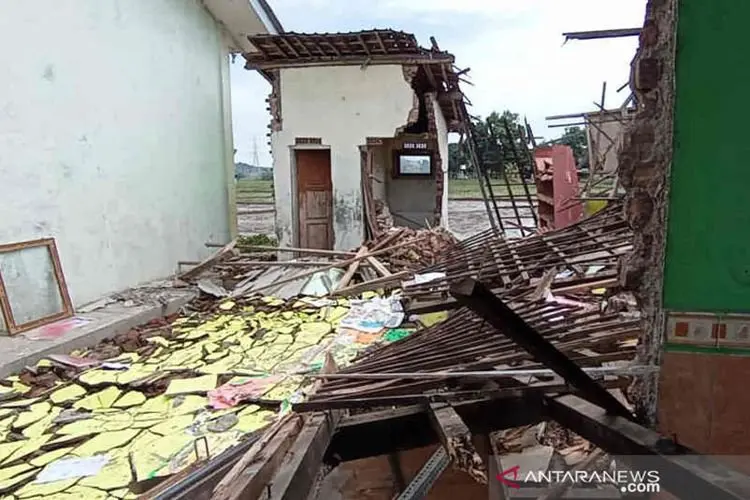 Untung Ruangan dalam Kondisi Kosong, Satu Ruang Kelas di SDN 2 Cangkoak Cirebon Ambruk