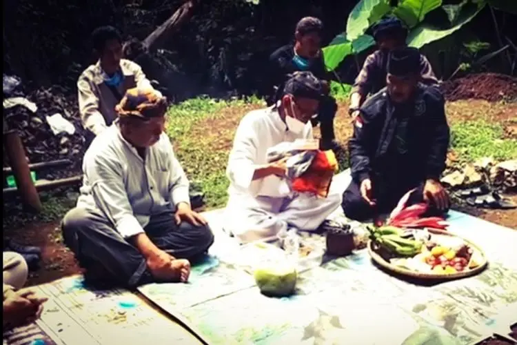 Puhun Pusaka Karatuan, Ritual Penyerahan Pusaka yang Tersembunyi di Goa Pawon