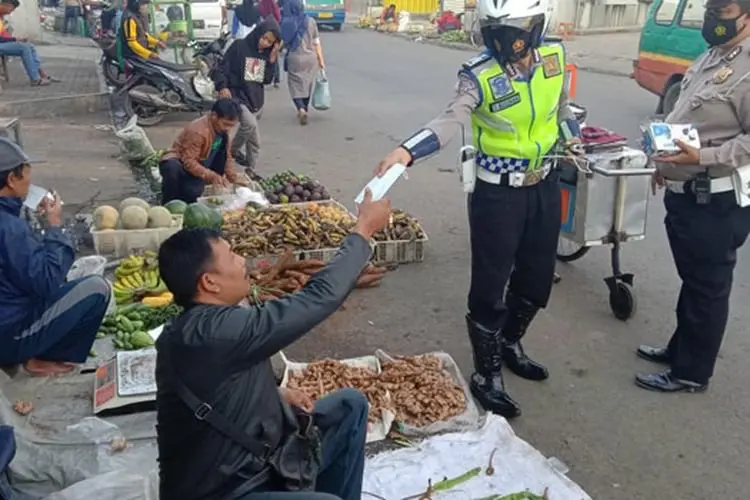 Polisi Tegakkan Disiplin Penerapan Prokes Covid-19 di Pasar Dangdeur Rancaekek