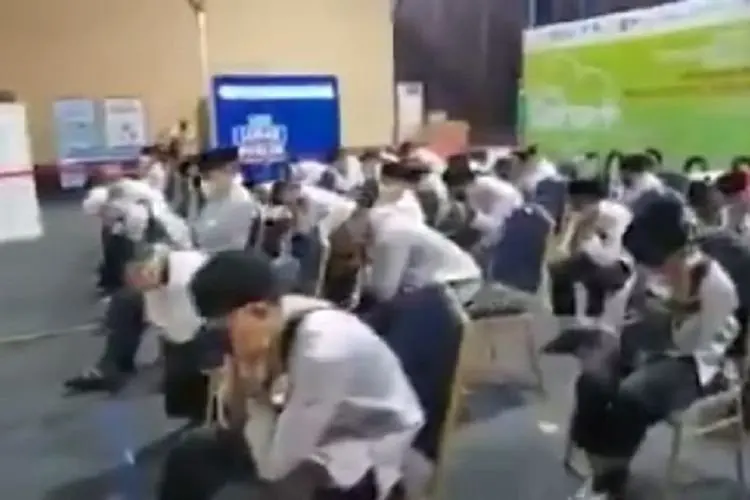 Setop Nyinyir! Muhammadiyah, NU dan MUI Bela Santri Tutup Telinga