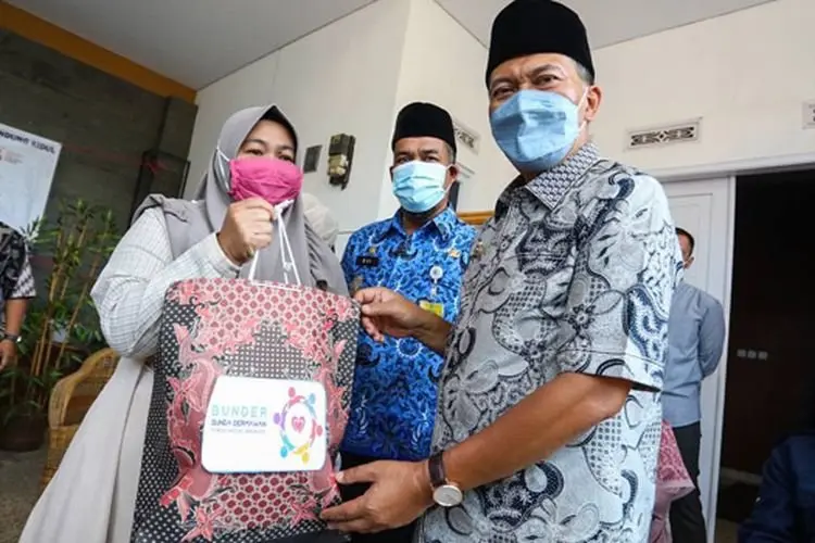 Bandung Berbagi Salurkan 456 Paket Makanan di Kelurahan Wates