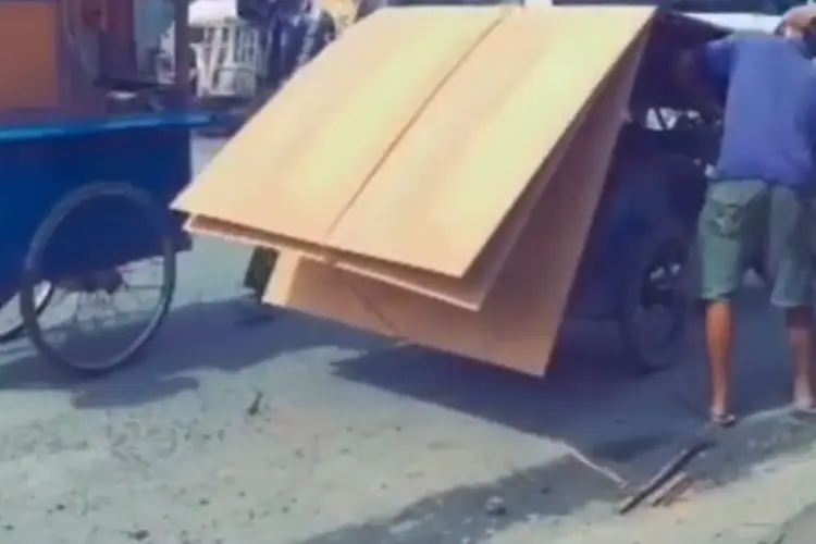 Angkut Triplek di Becaknya, Netizen: Yang Nyuruh Kebangetan!
