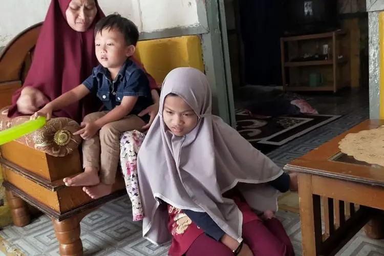 Meski Pulang Pergi Digedong Ibu, Gadis Epilepsi Tak Putus Asa Belajar Ngaji