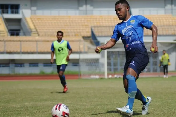 Selalu Jadi Biang Kebobolan Persib, Ardi Idrus 'Disentil' Robert Alberts
