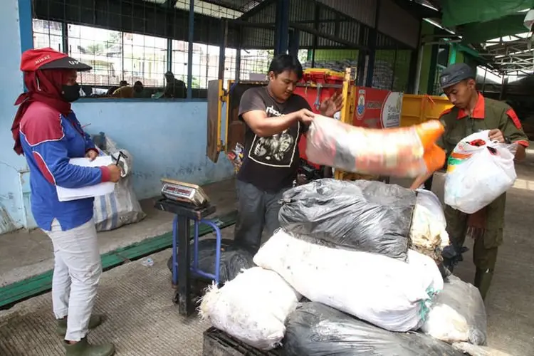 Foto: Pembuatan Kompos di TPST-3R Kelurahan Melong Kota Cimahi